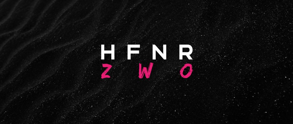 Trennerbild HFNR Zwo Logo vor schwarzem Sand.